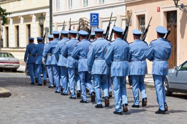 Prag, Çek Cumhuriyeti - 14 Haziran 2018: Prag Şatosu Muhafızları Birliği Hradcany Kalesi girişinde.