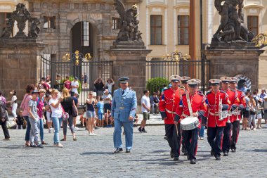 Prag, Çek Cumhuriyeti - 14 Haziran 2018: Hradcany Kalesi girişinde Prag Şatosu Muhafızları askeri bandosu.