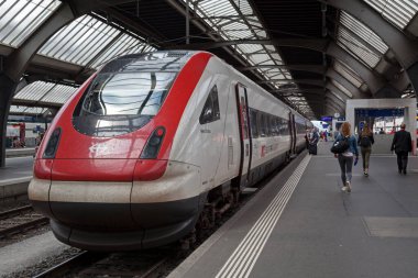 Zürih, İsviçre - 13 Haziran 2018: Zürih HB tren istasyonunda İsviçre Federal Demiryolları tarafından işletilen RABDe 500 treni.