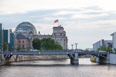 Berlin, Almanya - 3 Haziran 2019: Reichstag, Alman İmparatorluğu 'nun İmparatorluk Diyeti' ne (Almanca: Reichstag) ev sahipliği yapmak için inşa edilmiş tarihi bir yapıdır. Reichstag şu anda Almanya 'da en çok ziyaret edilen ikinci eğlence merkezi..