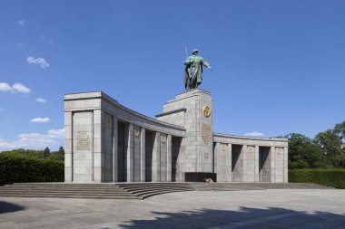 Berlin, Almanya - 3 Haziran 2019: Sovyet Savaş Anıtı Tiergarten (Almanca: Sowjetisches Ehrenmal im Tiergarten), Berlin Muharebesi 'nde ölen askerlerin anısına yapılan Sovyet anıtı..