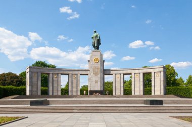 Berlin, Almanya - 3 Haziran 2019: Sovyet Savaş Anıtı Tiergarten (Almanca: Sowjetisches Ehrenmal im Tiergarten), Berlin Muharebesi 'nde ölen askerlerin anısına yapılan Sovyet anıtı..