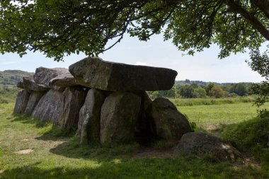 Mougau-Bihan 'daki Galeri mezarı 24 büyük taş bloktan oluşan bir megalitik komplekstir. Finistere 'de Commana komünü' nde yer almaktadır..