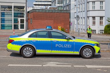 Hamburg, Almanya - 02 Haziran 2019: Polis arabasına geri dönüyor.