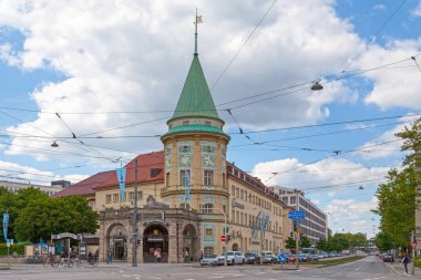 Münih, Almanya - 30 Mayıs 2019: Lwenbrukeller Maxvorstadt 'ta bulunan bir bira salonu ve etkinlik merkezidir..