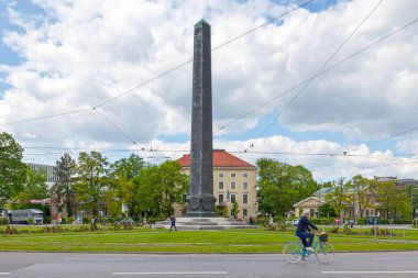 Münih, Almanya - 30 Mayıs 2019: Karolinenplatz 'daki Obelisk, Rusya' nın Fransız işgali sırasında hayatını kaybeden 30.000 Bavyeralı askerin anısına 1833 yılında Leo von Klenze tarafından inşa edildi..