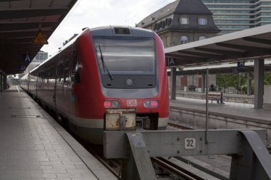 Münih, Almanya - 29 Mayıs 2019: Alman ana tren istasyonu Münih Hauptbahnhof 'ta Bombardier Transportation for Deutsche Bahn tarafından geliştirilen DB-Baureihe 612 treni).