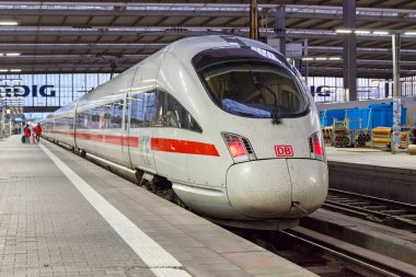 Münih, Almanya - 29 Mayıs 2019: Münih 'te yüksek hızlı bir ICE-T treni (Sınıf 411) Münih Hauptbahnhof platosunda (Münih ana tren istasyonu için Almanca)).