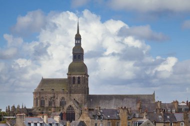 Saint-Sauveur Bazilikası Dinan, Fransa 'da bulunan bir Roma Katolik dini binasıdır..
