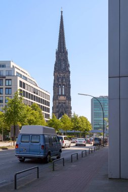 Hamburg, Almanya - 30 Haziran 2019: St. Nicholas 'ın Gotik Diriliş Kilisesi (Almanca: St.Nikolai-Kirche), Hamburg' daki beş Lutheran Hauptkirchen kilisesinden biriydi..