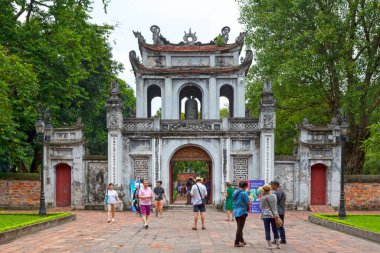 Hanoi, Vietnam - 18 Ağustos 2018: Edebiyat Tapınağı bir Konfüçyüs tapınağıdır. Vietnam 'ın ilk ulusal üniversitesi olan İmparatorluk Akademisine ev sahipliği yapmaktadır..