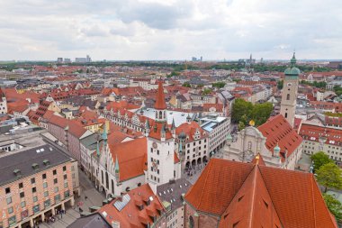 Münih, Almanya - 30 Mayıs 2019: Heilig-Geist-Kirche (Kutsal Ruh Kilisesi) ve Eski Belediye Binası (Altes Rathaus)