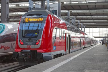 Münih, Almanya - 30 Mayıs 2019: DWA Grlitz (şimdiki Bombardier Transportation) tarafından geliştirilen DB-Baureihe treni Münih Hauptbahnhof 'da (Münih ana tren istasyonu için Almanca).