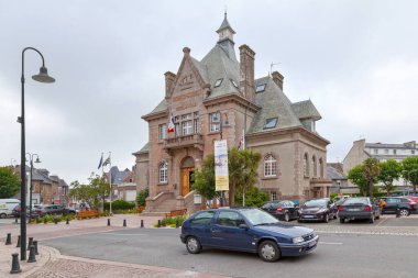 Perros-Guirec, Fransa - 25 Temmuz 2017: Şehir merkezindeki belediye binası.