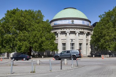 Hamburg, Almanya - 30 Haziran 2019: Ülkenin en büyük müzelerinden biri olan Hamburger Kunsthalle 'nin kubbe binası.