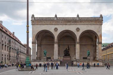 Münih, Almanya - 30 Mayıs 2019: Feldherrnhalle (Field Marshals 'Hall), Floransa' daki Loggia dei Lanzi modelinden esinlenerek 1841 yılında Bavyera Kralı I. Ludwig tarafından yaptırılan anıtsal bir odun..