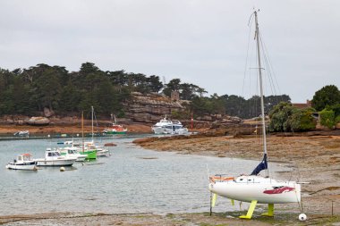 Perros-Guirec, Fransa - 25 Temmuz 2017: Perros-Guirec Limanı sular çekildiğinde ve bazı tekneler sular çekildiğinde.
