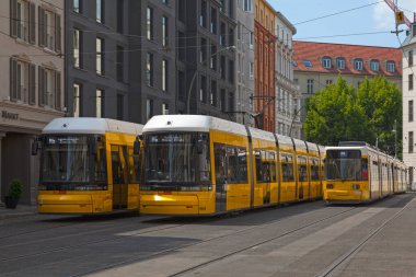 Berlin, Almanya - Haziran 01 2019: Yan yana park edilmiş üç sarı tramvay.