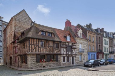 Dieppe, Fransa - 11 Eylül 2020: Theophile Gele ve Cordiers caddelerinin köşesindeki eski ahşap evler.