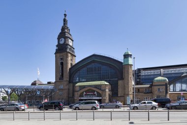 Hamburg, Almanya - 30 Haziran 2019: Hamburg Hauptbahnhof. Hamburg Hbf), Hamburg şehrinin ana tren istasyonudur ve Deutsche Bahn tarafından kategori 1 tren istasyonu olarak sınıflandırılmıştır..