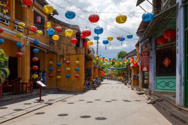Hoi An, Vietnam - 21 Ağustos 2018: Eski şehrin ticari caddesinde geleneksel binalar.