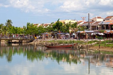 Hoi An, Vietnam - 21 Ağustos 2018: Thu Bon Nehri kıyısına demirlemiş küçük tekne.