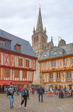 Vannes, Fransa - 26 Temmuz 2017: Henri-IV 'ü arkası, Vannes Katedrali (Fransızca: Cathedrale Basilique Saint-Pierre de Vannes).