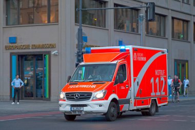 Berlin, Almanya - 3 Haziran 2019: Berlin İtfaiyesi (Berliner Feuerwehr) ambulansı hastaneye gidiyor.