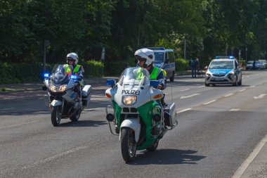 Berlin, Almanya - 02 Haziran 2019: Polis motorcuları Zafer Sütunu yakınlarındaki sokaklarda devriye geziyor.