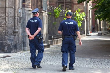 Berlin, Almanya - 01 Haziran 2019: Neue Sinagogu 'nun girişini koruyan iki polis memuru, tarihi eser olan yaldızlı kubbe ile restore edilmiş bir 1800' ler sinagogu, iç karartıcı tarihi üzerine bir sergiye ev sahipliği yapıyor..