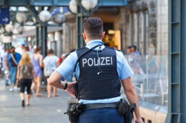 Hamburg, Almanya - 30 Haziran 2019: Hamburg Merkez İstasyonu dışında devriye gezen kurşun geçirmez yelek giyen polis.