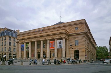 Paris, Fransa - 29 Mayıs 2018: The Odeon-Theatre de l 'Europe (eski adıyla Theatre de l' Odeon) Fransa 'nın altı ulusal tiyatrosundan biridir. Paris 'in 6. meydanında, Corneille Caddesi 2 numarada yer almaktadır..