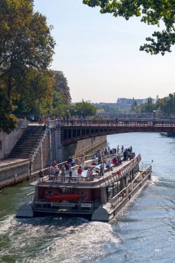 Paris, Fransa - 1 Eylül 2016: Notre Dame de Paris yakınlarındaki Seine geçidinde şehri turistlere göstermek için penishe.