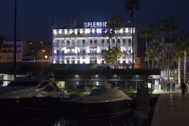 Cannes, Fransa - 25 Mart 2019: Port de Cannes 'a demirlemiş botlar, Splendid Hotel' i aydınlattı.