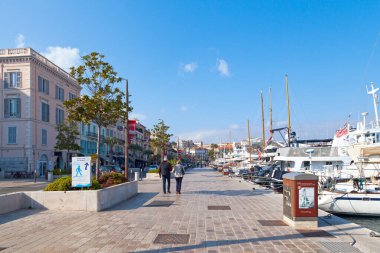 Cannes, Fransa - 25 Mart 2019: Eski Cannes Limanı yakınlarındaki St. Peter rıhtımı.