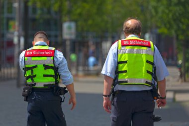 Berlin, Almanya - 01 Haziran 2019: Hackescher Markt İstasyonu dışında devriye gezen iki DB Sicherheit çalışanı.