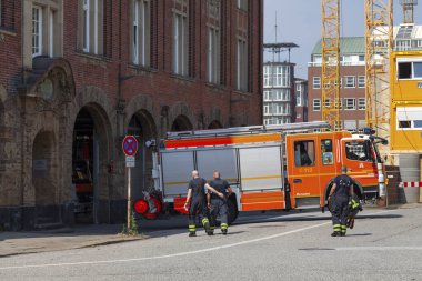 Hamburg, Almanya - 30 Haziran 2019: İtfaiye arabası şehir merkezindeki itfaiye ve kurtarma istasyonuna giriyor (Almanca: Feuer - und Rettungswache Innenstadt).