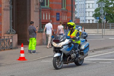 Hamburg, Almanya - 30 Haziran 2019: Polis motorcusu şehir merkezinde sokaklarda devriye geziyor.