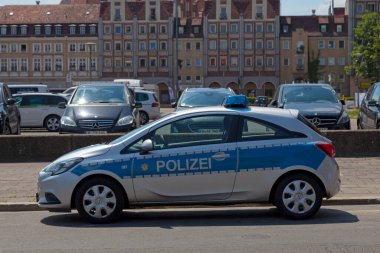 Berlin, Almanya - Haziran 01 2019: Polis arabası Old City Hall yakınlarında sokağa park edildi.
