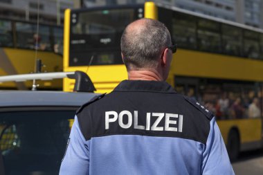 Berlin, Almanya - 01 Haziran 2019: Neptune Çeşmesi yakınlarında trafik polisi.
