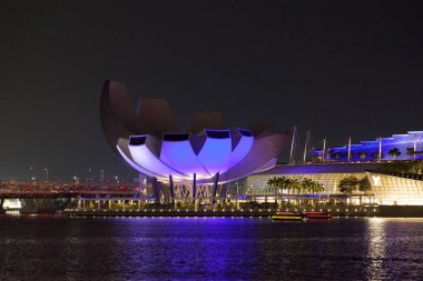 Downtown Core, Singapur - Eylül 05 2018: Geceleri Sanat Bilimleri Müzesi ve Helix Köprüsü.