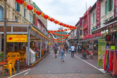 Chinatown, Singapur - Eylül 04 2018: Fener Festivali 'nden birkaç gün önce MRT istasyonunun karşısındaki Pagoda Caddesi.