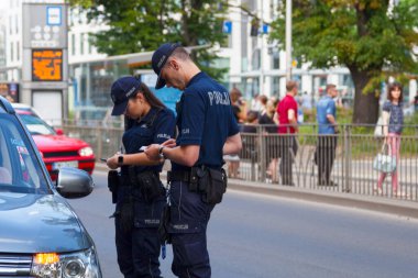 Wroclaw, Polonya - Haziran 05 2019: Bir şoföre ceza kesen iki polis memuru.