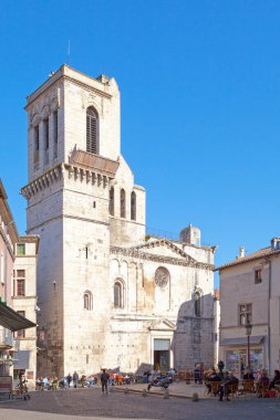 Nimes, Fransa - 21 Mart 2019 Nimes Katedrali (Fransızca: Cathedrale Notre-Dame-et-Saint-Castor de Nimes) Kutsal Bakire Meryem ve yerel Aziz Castor Kilisesi 'ne adanmış bir Roma Katolik kilisesidir..