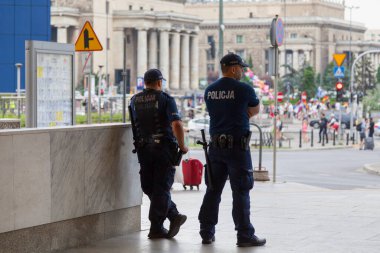 Varşova, Polonya - Haziran 08 2019: Warszawa Centralna 'daki kalabalığı izleyen iki polis memuru.