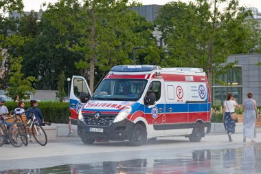 Varşova, Polonya - Haziran 08 2019: Ambulans Centrum Nauki Kopernik metro istasyonunun yakınına park etti.