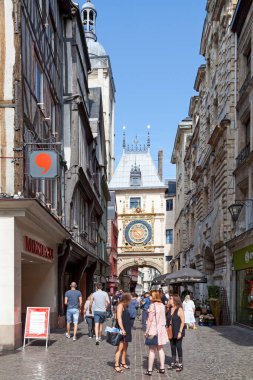 Rouen, Fransa - 21 Temmuz 2017: Le Gros-Horloge, Rönesans dönemine ait detaylı oymalar içeren, 14. yüzyıldan kalma bir astronomik saat..