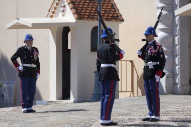 Monako - 28 Mart 2019: Monako Prensi 'nin Sarayı' nın girişinin önünde nöbet değişimi.