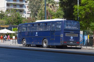 Atina, Yunanistan - 29 Nisan 2019: Yunan Polisi otobüsü bir kasaba meydanı yakınına park etti.