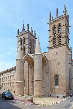 Montpellier, Fransa - Haziran 09 2019: Montpellier Saint Peter Katedrali 'nde yürüyen turistler (Fransızca: Cathedrale Saint-Pierre de Montpellier).